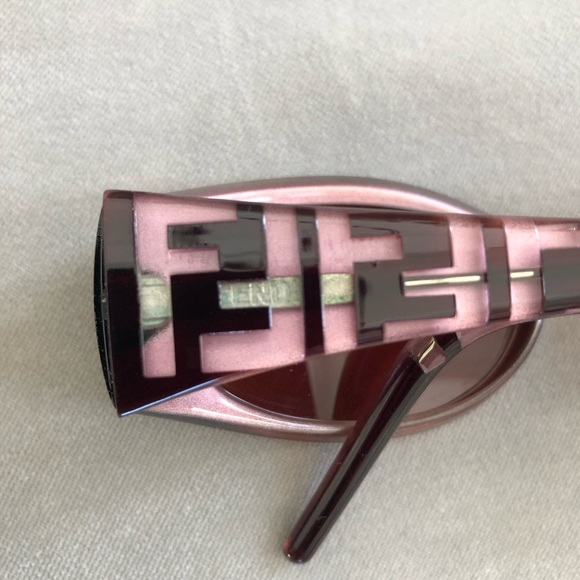 Fendi FS301 540 54/15 130 “Cold Insert” Sunglasses in beautiful condition. - Picture 2 of 12